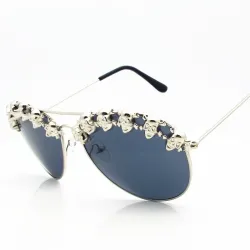 Lunettes de soleil Steampunk avec des crânes en métal décoratif